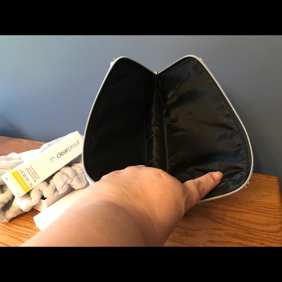 Gifting Bundle - Reputable cosmetic brand with Inspirational Bracelet - Picture 6 of 7